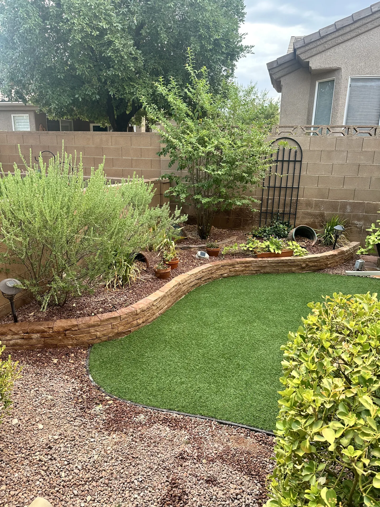 Artificial turf in St. George — corner view showing clean edge along curved retaining wall